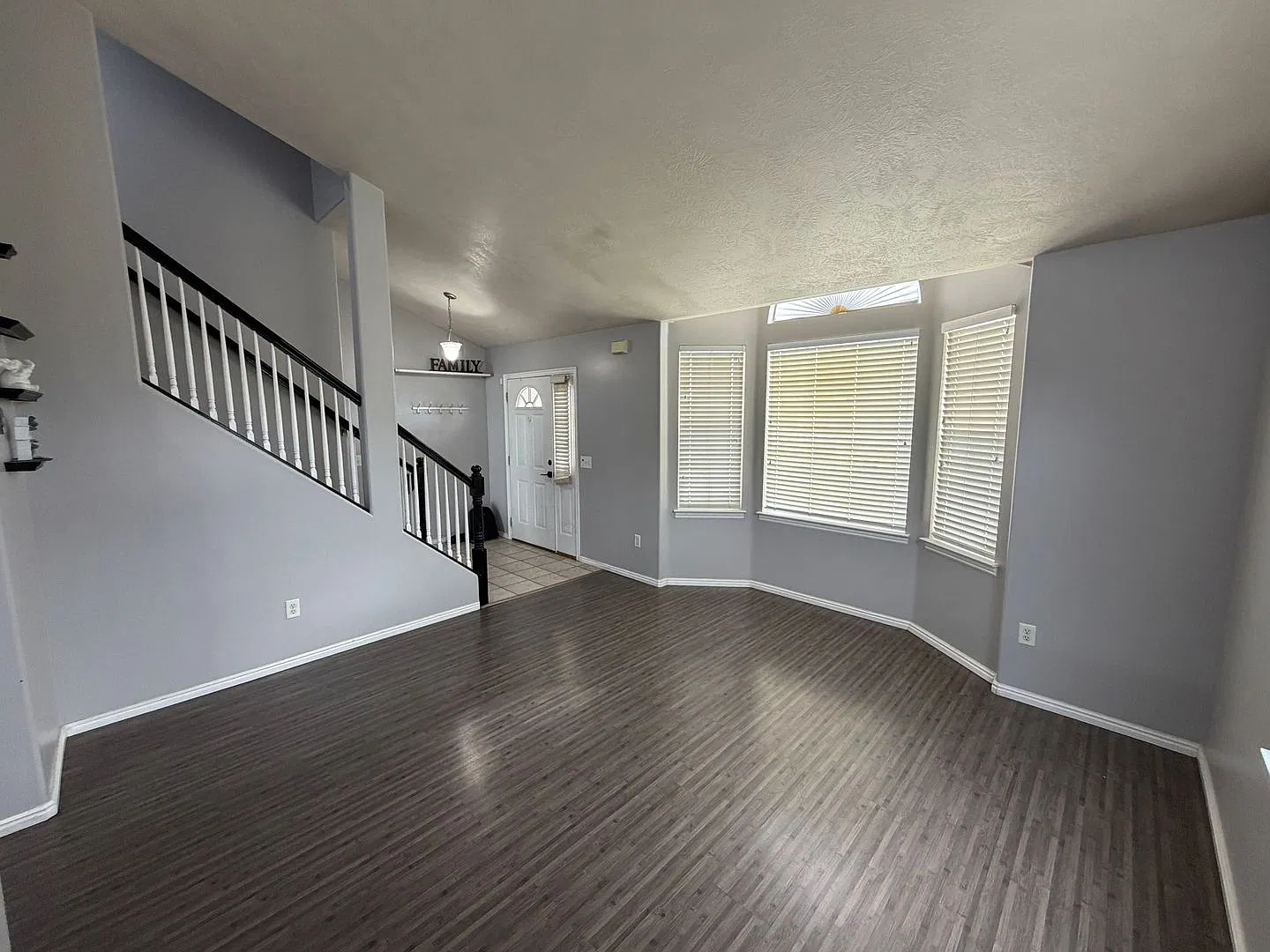 Beautiful 5 bedroom 3 1/2 bath home! — Photo 4