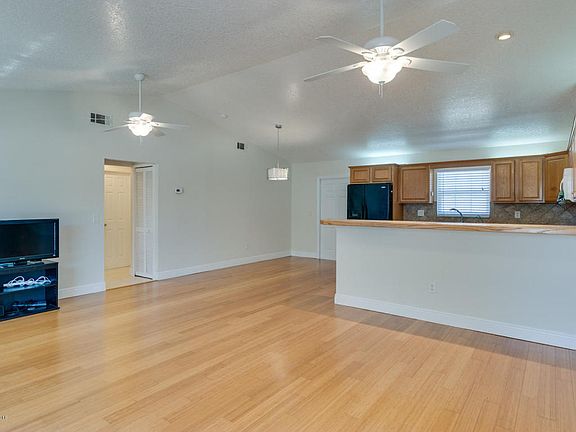 3rd image of 866 Pine Wood Ave