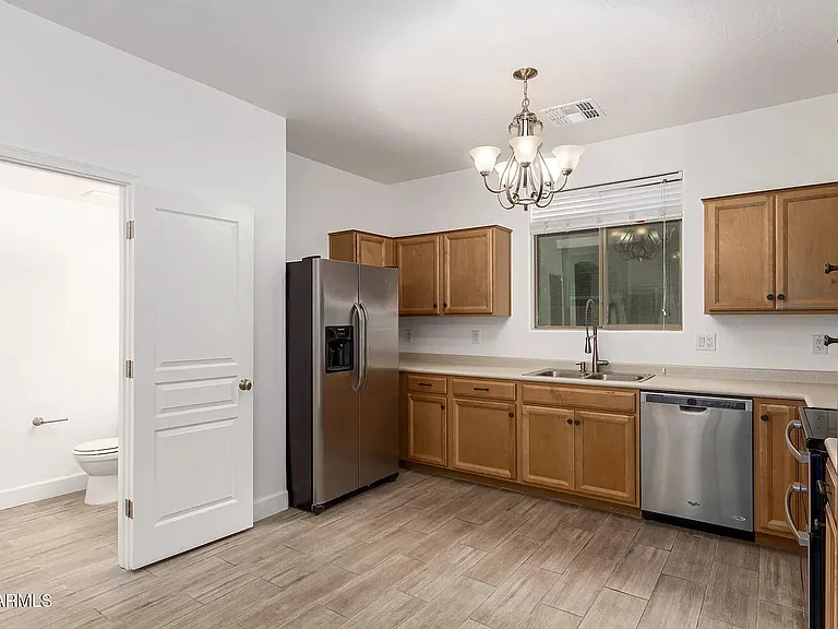 1935 E Oxford Ln — Photo 2