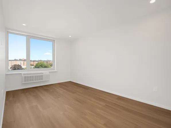 83-07 Queens Boulevard image 3 of 5