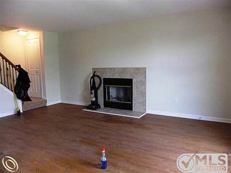 LIVING ROOM.JPG