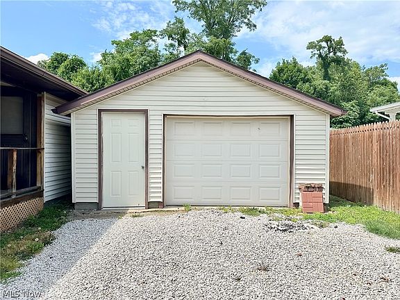 2nd image of 1424 Putnam Howe Dr