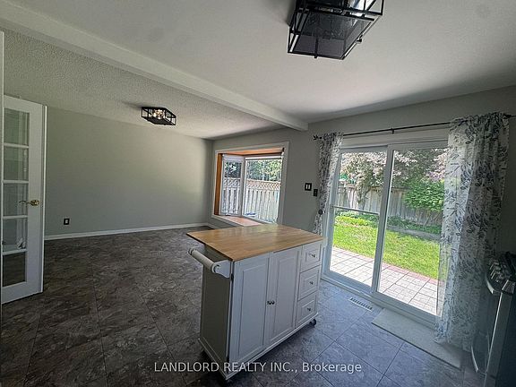 3rd image of 833 Laurier Ave