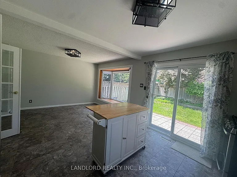 833 Laurier Ave — Photo 3