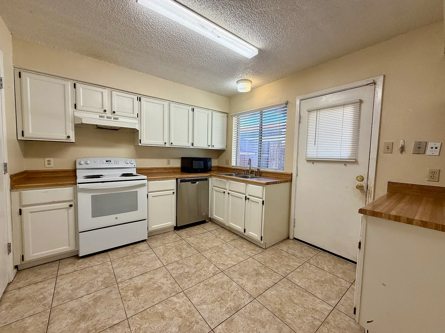 3 bed, 2.5 bath, 1696 sqft, $1,850 — Photo 4