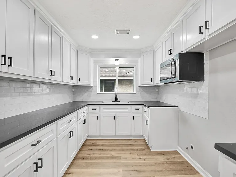 704 Teabury St — Photo 14