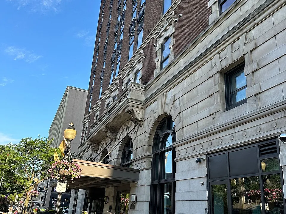 112 King St E #306