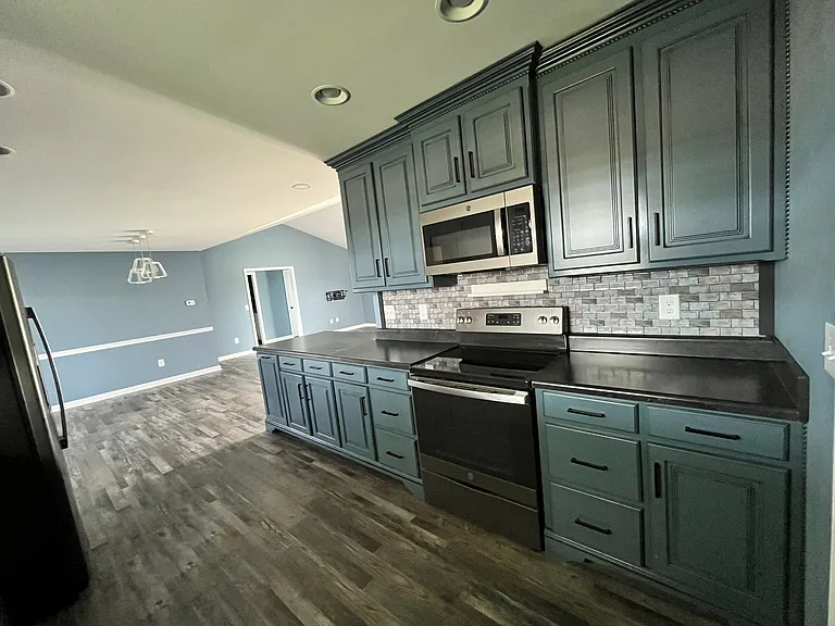 605 Strawberry Dr — Photo 17
