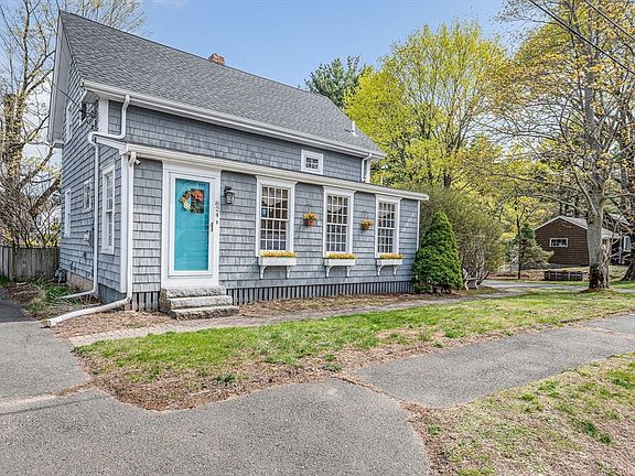 2nd image of 824 Lynnfield St