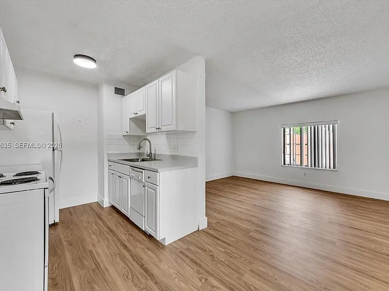 1405 Miami Rd #7 — Photo 4