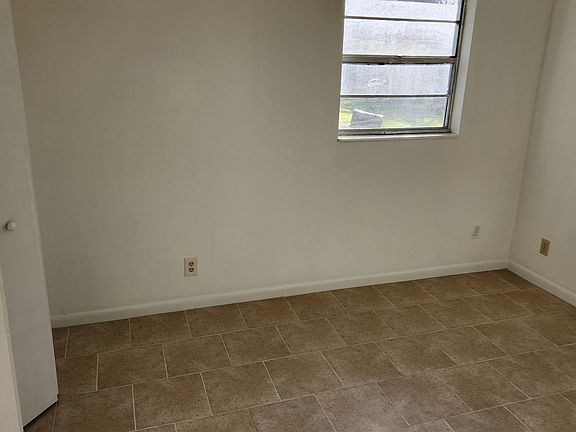 4th image of 405 Oleander Dr