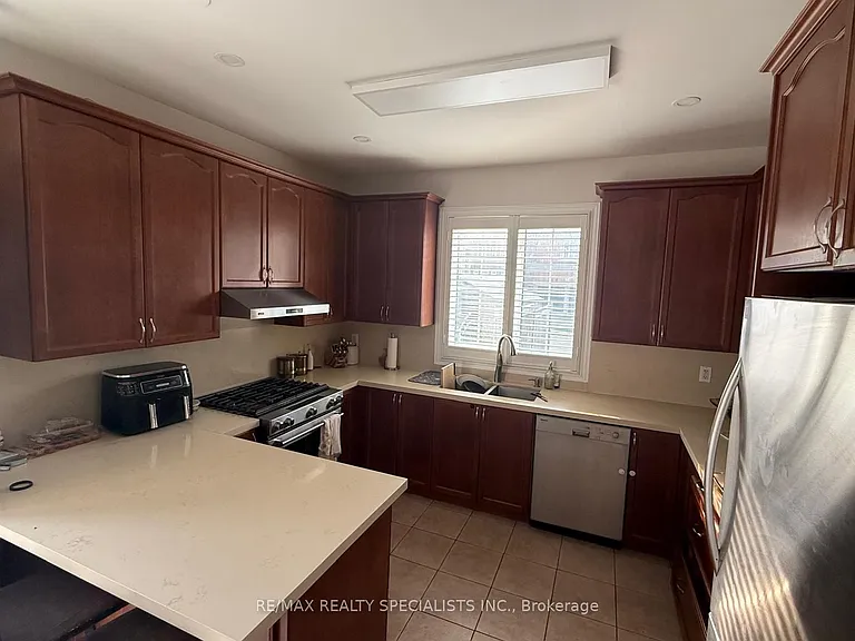 12 Donherb Cres — Photo 5