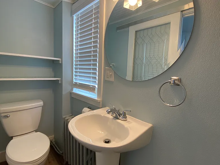 1127 W King St #3 — Photo 9