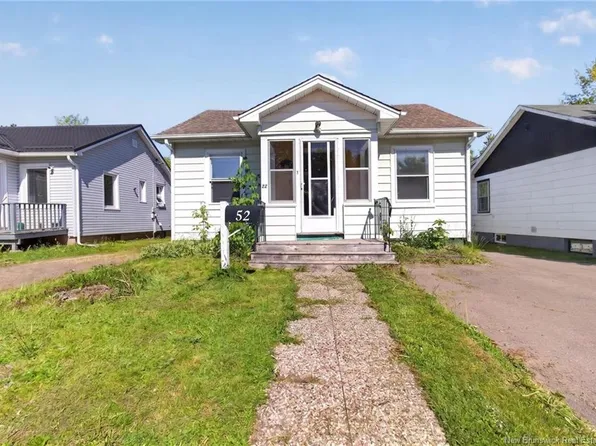 52 Airport St, Dieppe, NB E1A 2G4