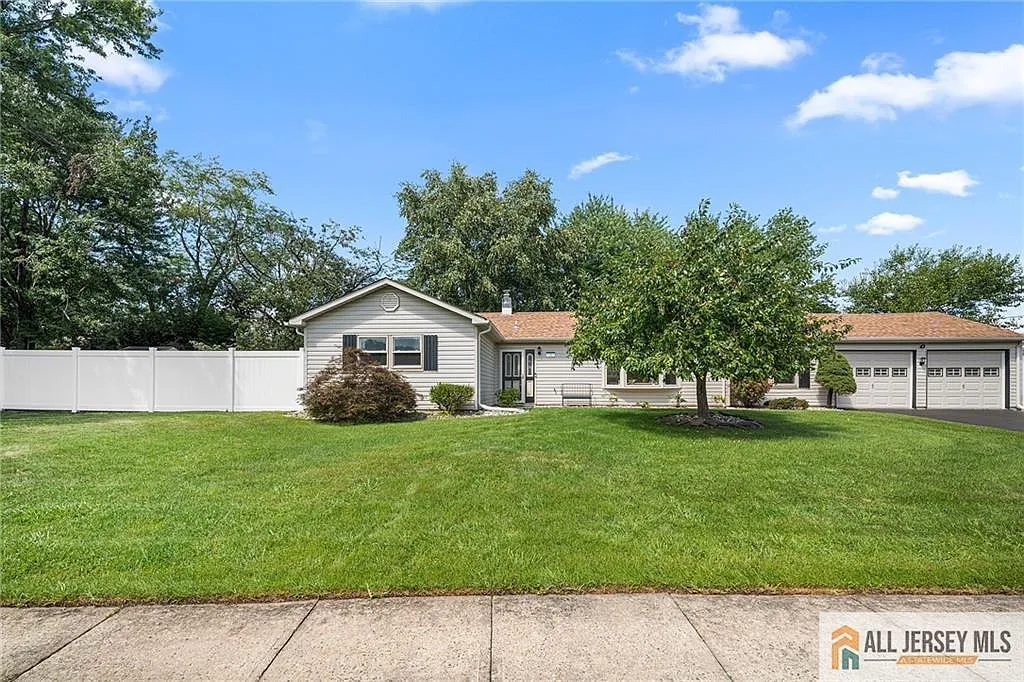 3 bed, 2.0 bath, 1560 sqft, $3,900 — Photo 3