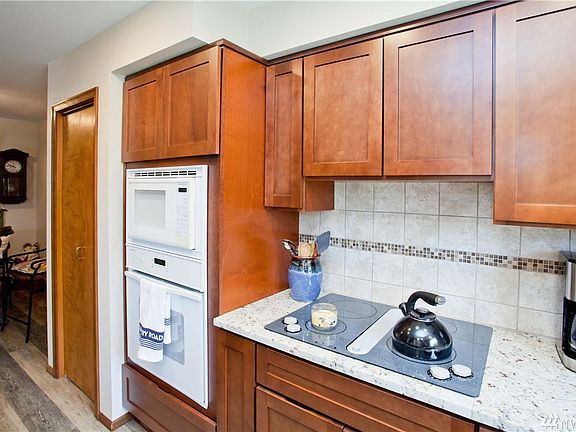 3rd image of 225 19th St NE APT 19