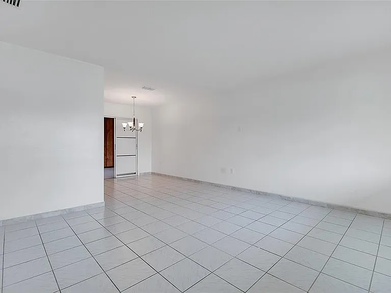 1040 San Luis Dr — Photo 6