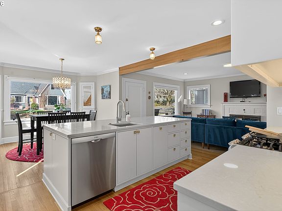 3rd image of 2704 SE Harrison St