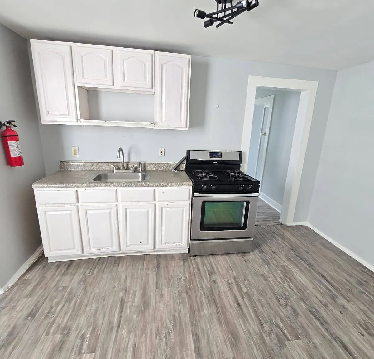 3 bed, $1,900 — Photo 1