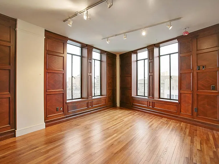 The Howard Luxury Apartments — Photo 7