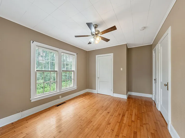132 Rowland Pl — Photo 6