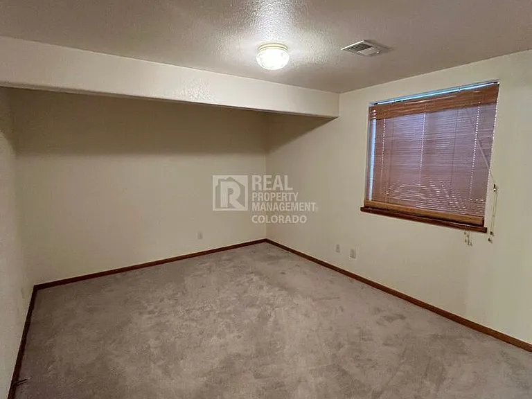 2511 Glendale Ct — Photo 12