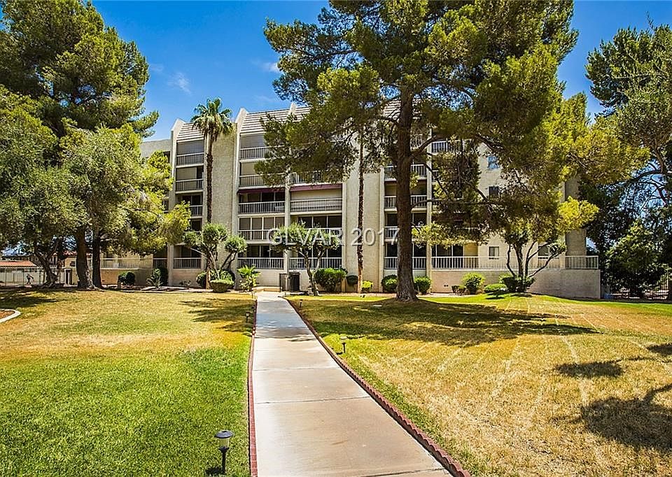 Condo faces into the central courtyard, spacious outdoor living and entertaining areas.