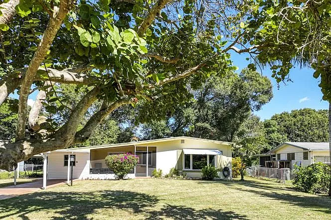 3 bed, 2.0 bath, 1358 sqft, $1,672 — Photo 3