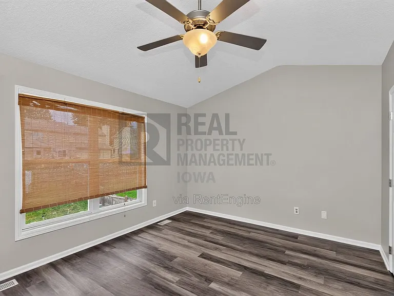 1229 E 18th St — Photo 22