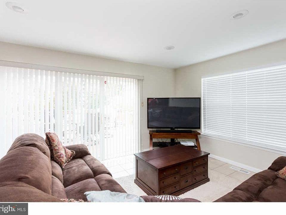 Livingroom w/ sliding door to deck.