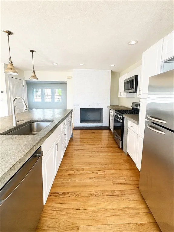 4 bed, 2.0 bath, 2600 sqft, $5,700 — Photo 4