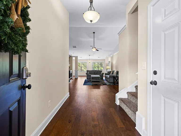 640 Hood Ave — Photo 2