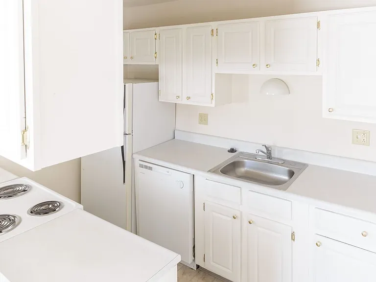 Windsor Gardens Apartments — Photo 104