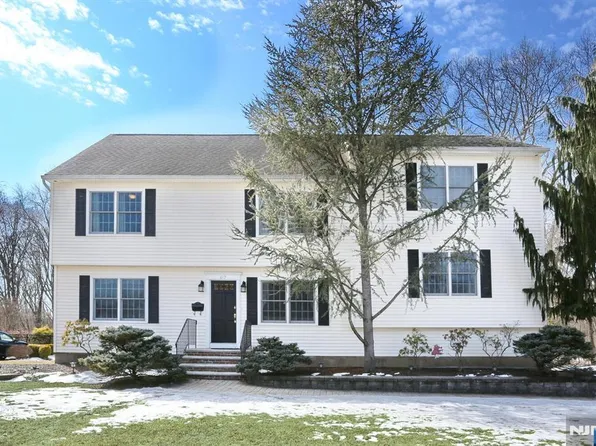 617 Roberge Dr, River Vale, NJ 07675