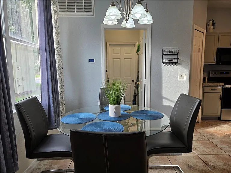 930 Oxford Dr — Photo 12