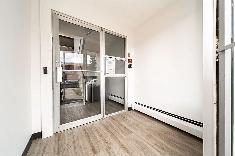 1 bed, 1.0 bath, 700 sqft, $1,050 — Photo 2