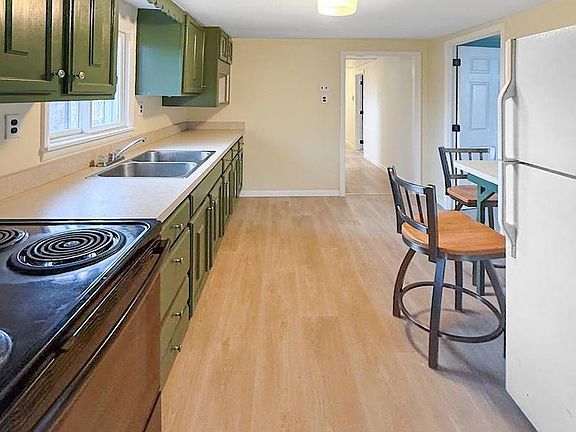 4th image of 638 State St