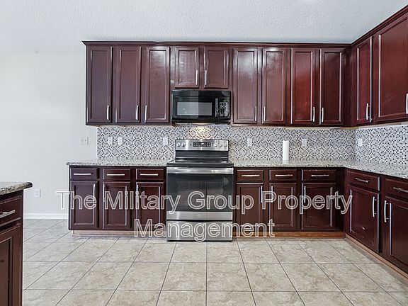 5th image of 1059 Maple Ln