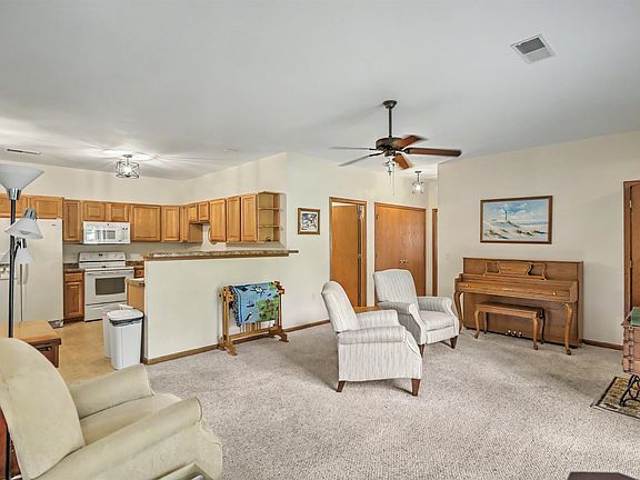 4th image of 1010 Parkview Dr APT 2