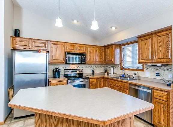 Spacious gourmet kitchen with plenty of cabinet and counter space including a kitchen island and breakfast bar!