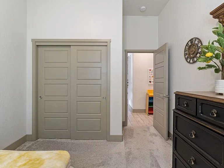 2407 W Andrew Ln — Photo 12