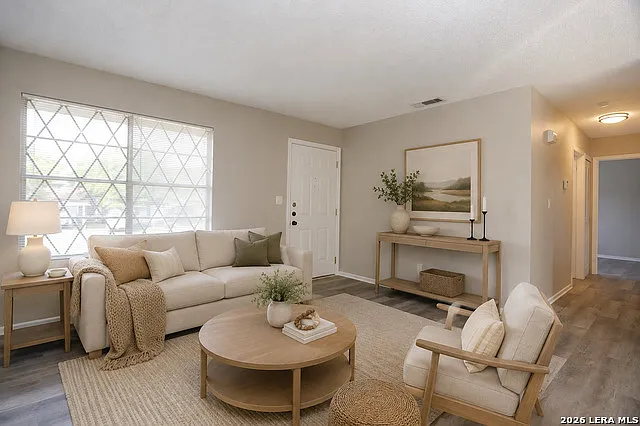 3 bed, 1.0 bath, 876 sqft, $1,450 — Photo 3