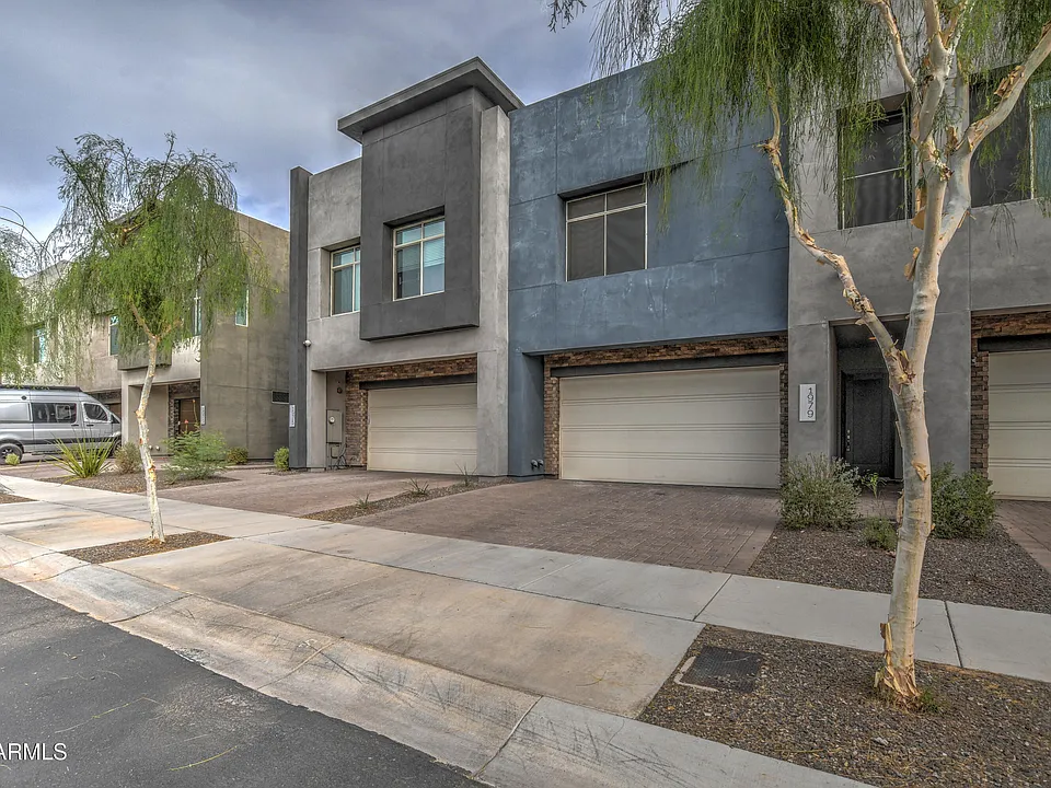 1979 W Desert Hollow Dr