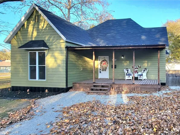 318 N Chestnut St, Windsor, IL 61957