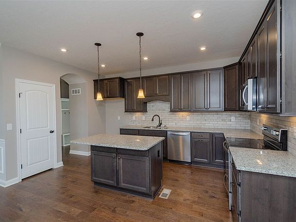 4th image of 1308 Woodlawn Ct