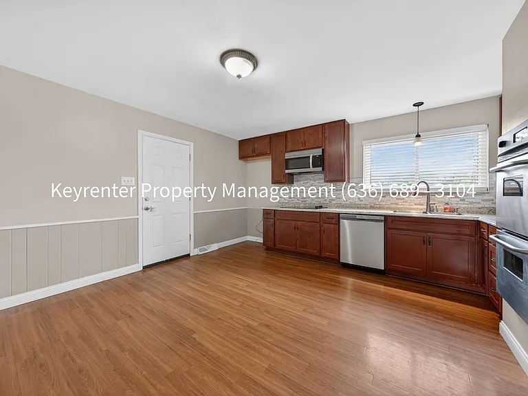 15362 Olive Blvd — Photo 9