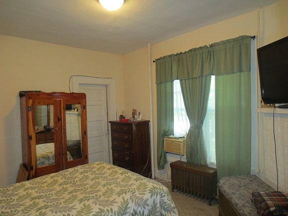 4th image of 902 N Race St