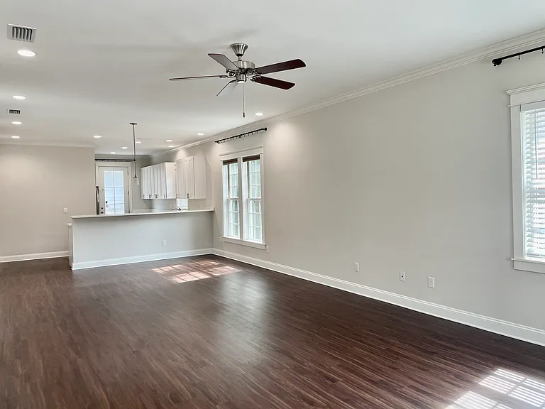 1011 Selma St — Photo 6