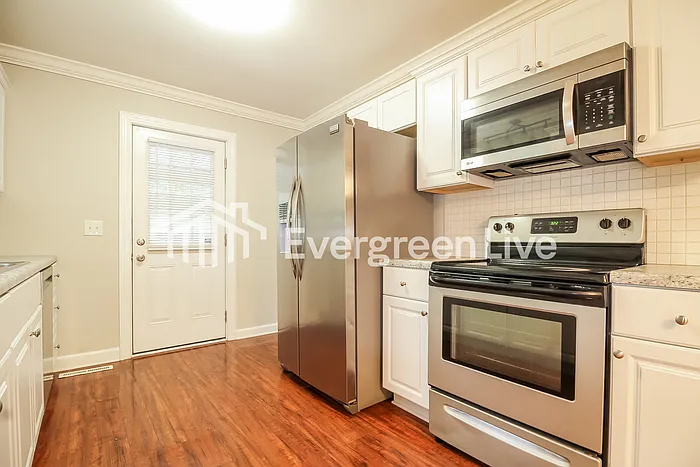 127 Ashdown Dr — Photo 3
