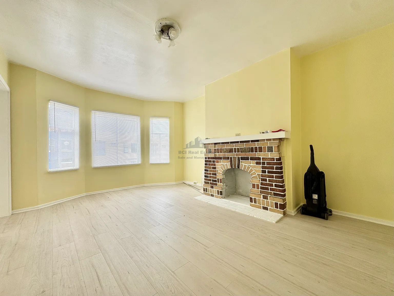3 bed, 1200 sqft, $4,380 — Photo 3